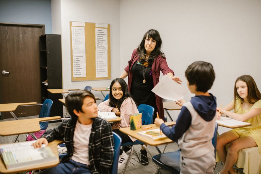 Salón de clases con maestros capacitados